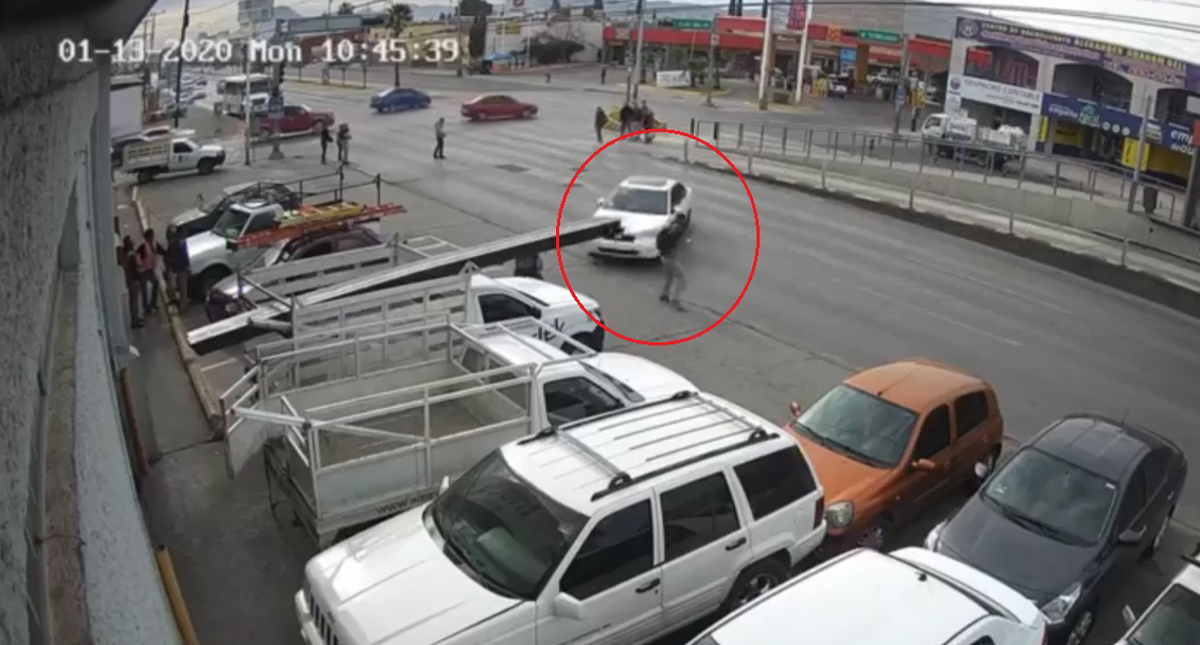 #Video Auto a toda velocidad atropella en Chihuahua a hombre