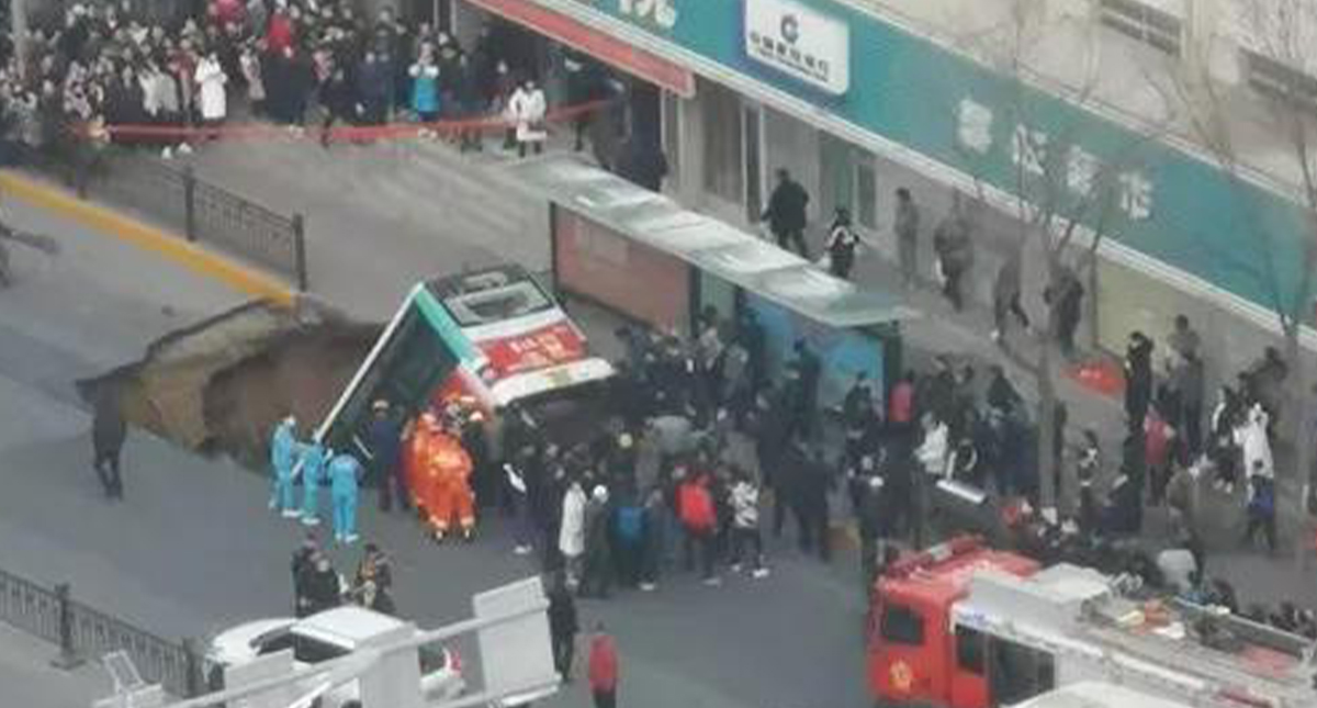 #Video Socavón se traga autobús en China; mueren 9 personas