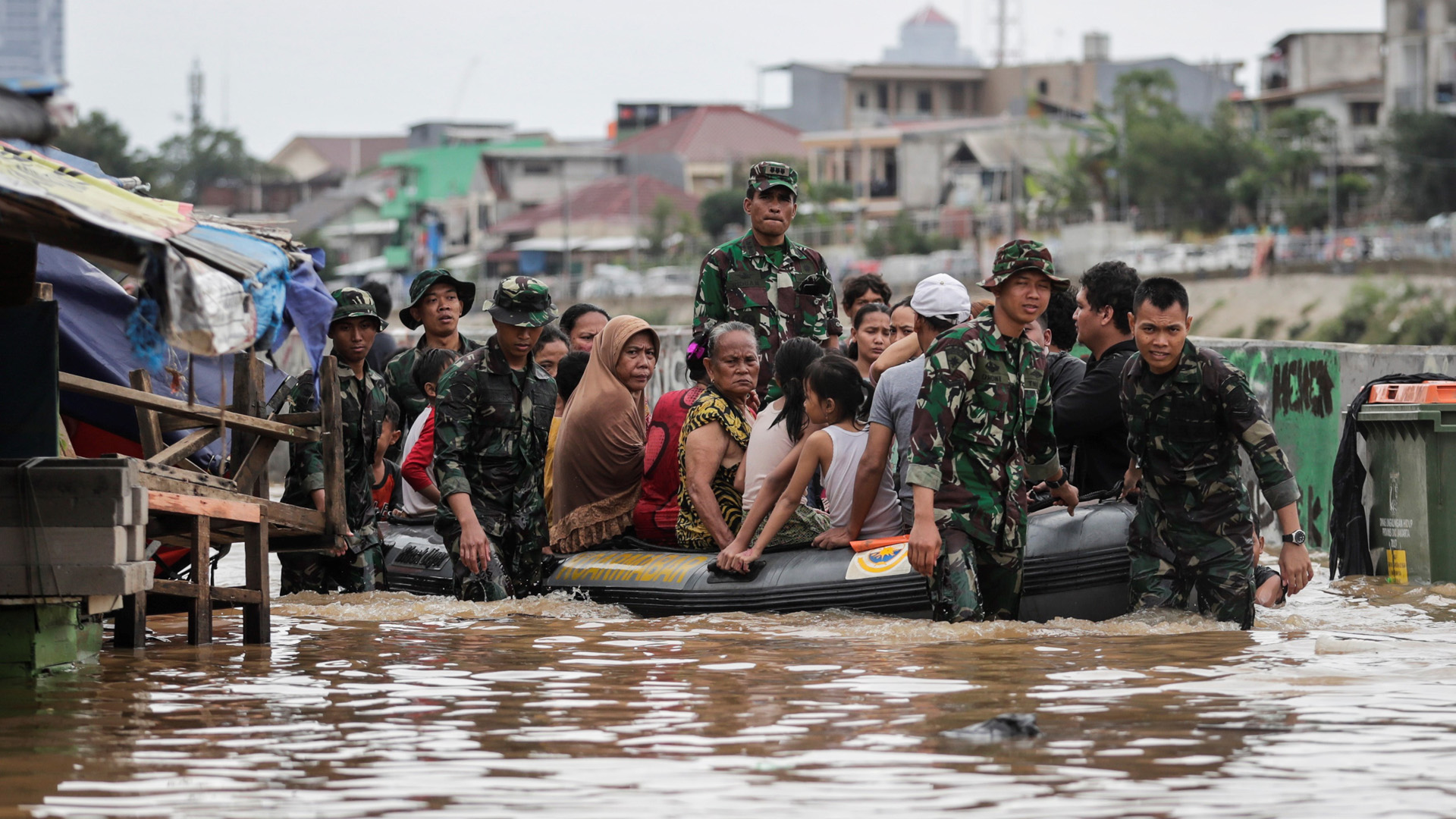 Inundaciones dejan en Yakarta al menos 21 muertos - autoridades-indonesias-evacuan-a-personas-por-inundaciones