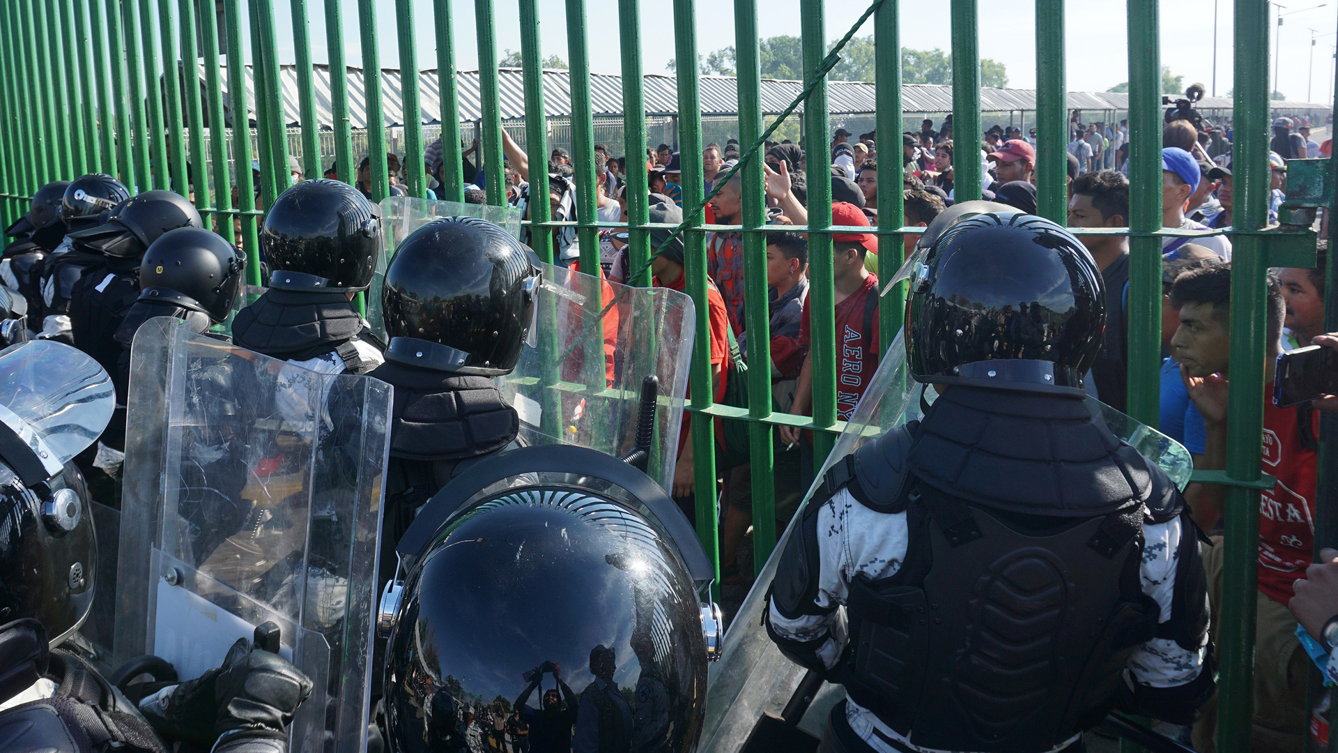 EE.UU. elogia a México por contención de migrantes en frontera con Guatemala - autoridades-mexicanas-cerraron-el-puente-internacional-de-cd-hidalgo-chiapas-a-migrantes-hondurenos