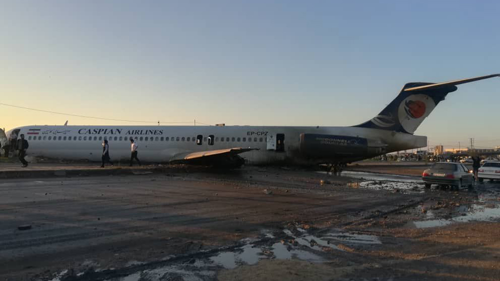 Avión aterriza de emergencia en carretera de Irán con 135 pasajeros