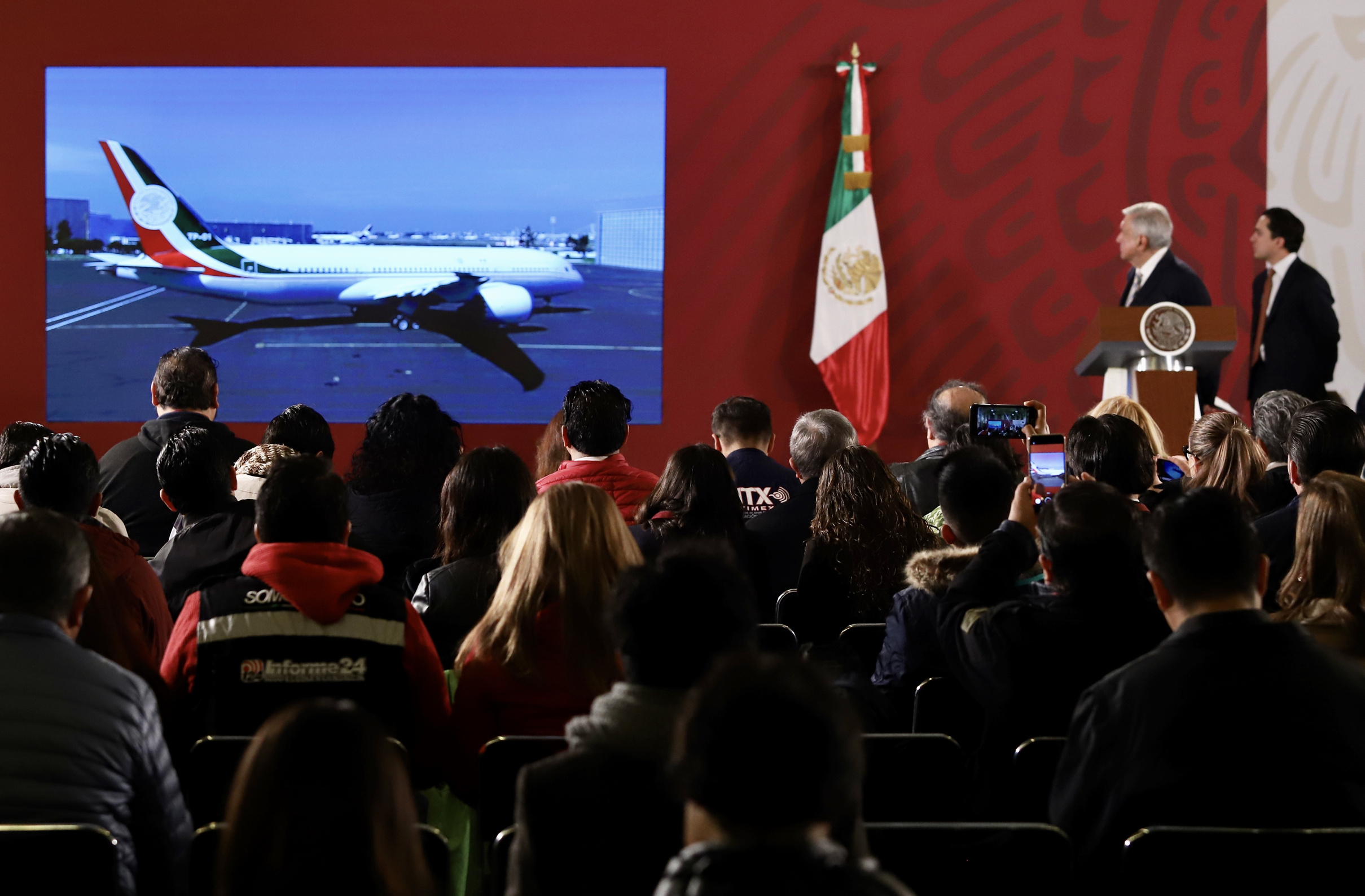 El avión presidencial regresa a México; conferencia de AMLO (14-01-2020)