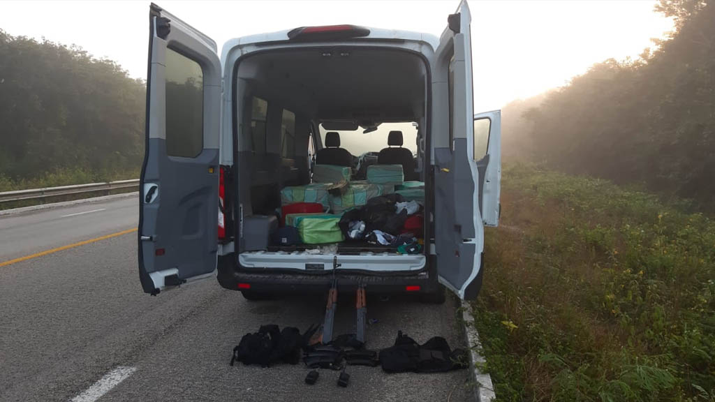 Militares aseguran droga y detienen a dos sujetos tras agresión en Quintana Roo - avion-quintana-roo-armas-droga-2