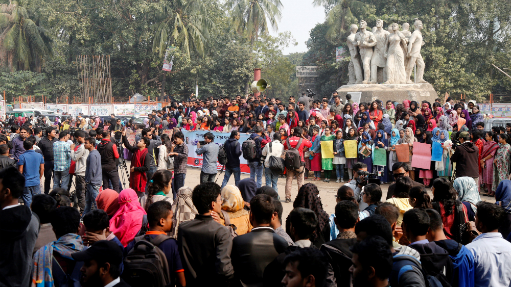 Violación de una estudiante desata protestas en la mayor universidad de Bangladesh