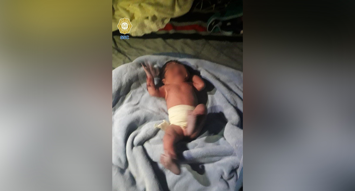 Abandonan a bebé en Xochimilco dentro de caja de cartón