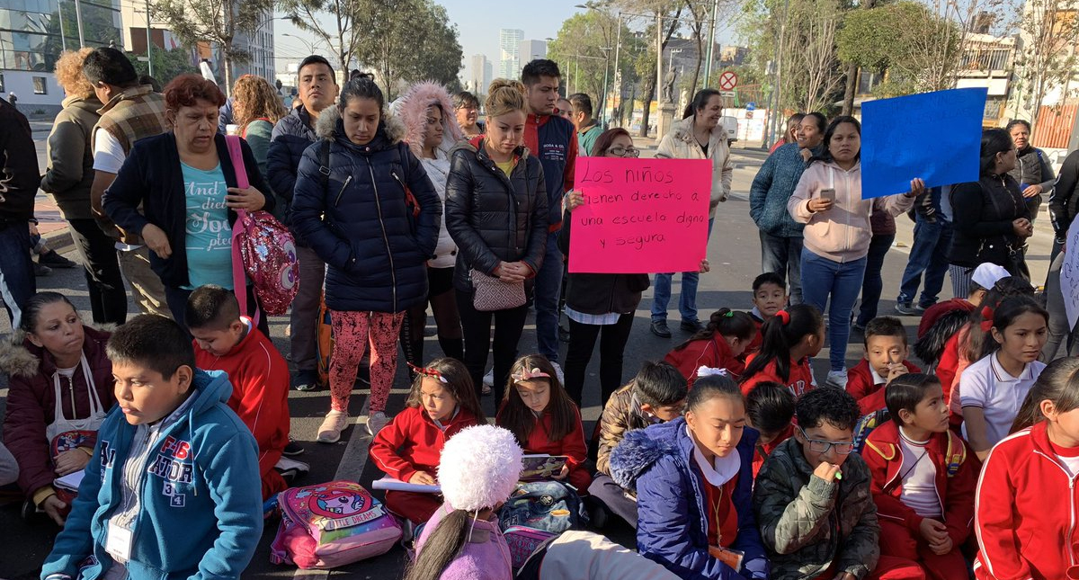 Padres de familia bloquean ambos sentidos de Paseo de la Reforma en la zona de Tlatelolco