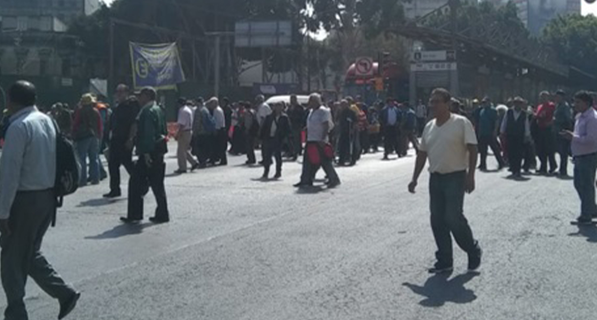 Reabren Avenida Insurgentes tras bloqueo de extrabajadores de la Ruta 100