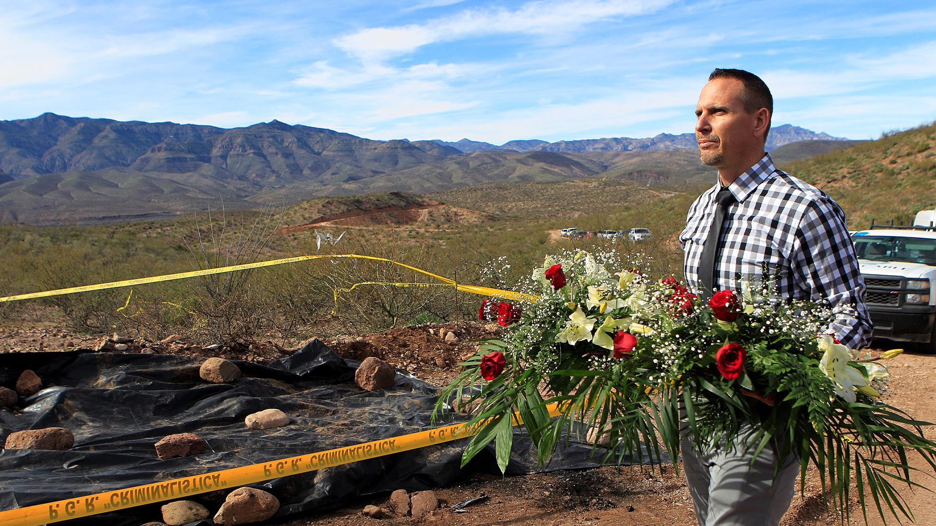 Bryan LeBaron presenta denuncia contra López Obrador por agresiones a periodistas - bryan-miembro-de-la-familia-lebaron-acudio-al-lugar-de-la-masacre-en-bavispe-sonora-a-dejar-flores