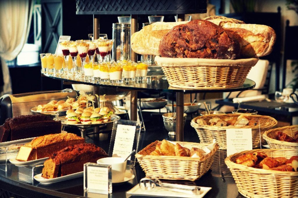 Guía para viajar de una manera sustentable - buffet