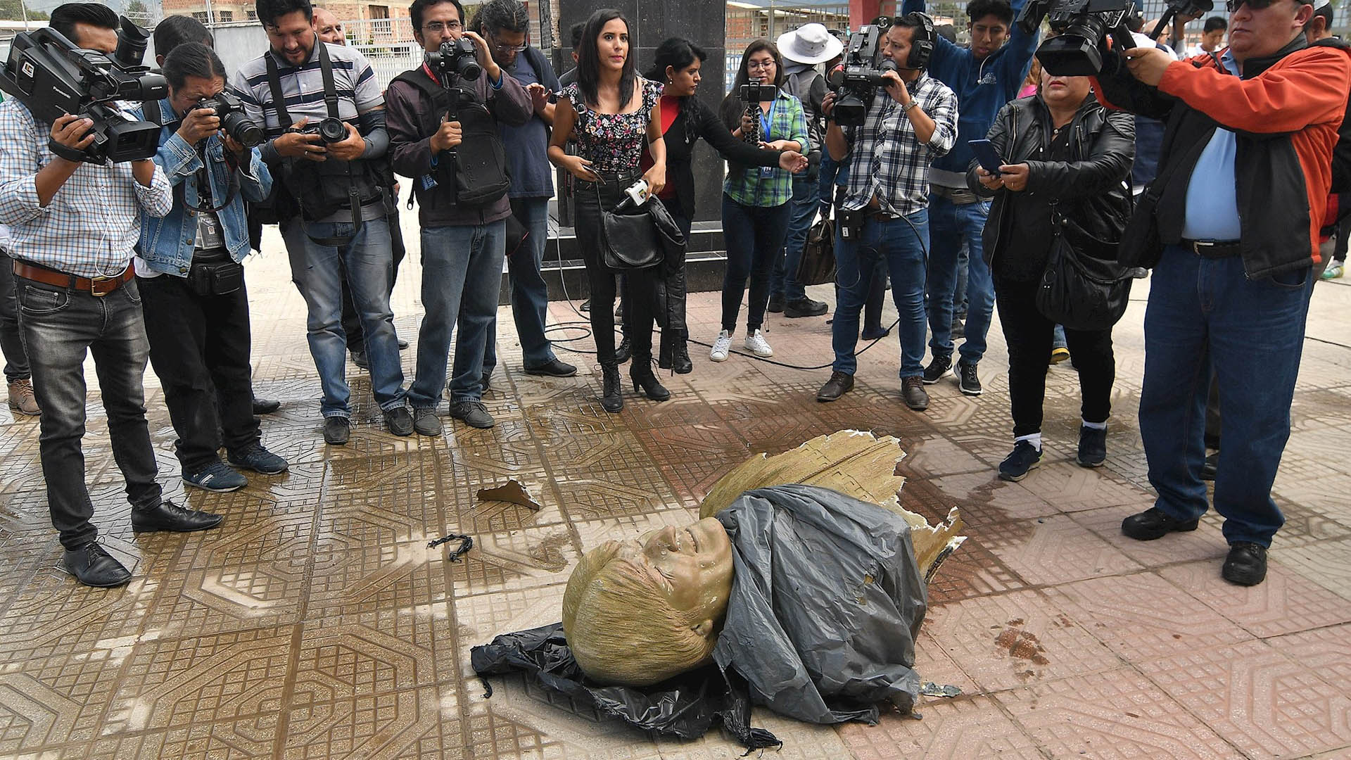 Retiran un busto y el nombre de Evo Morales de instalación deportiva en Bolivia - busto-evo-morales-bolivia-coliseo-deportes-2