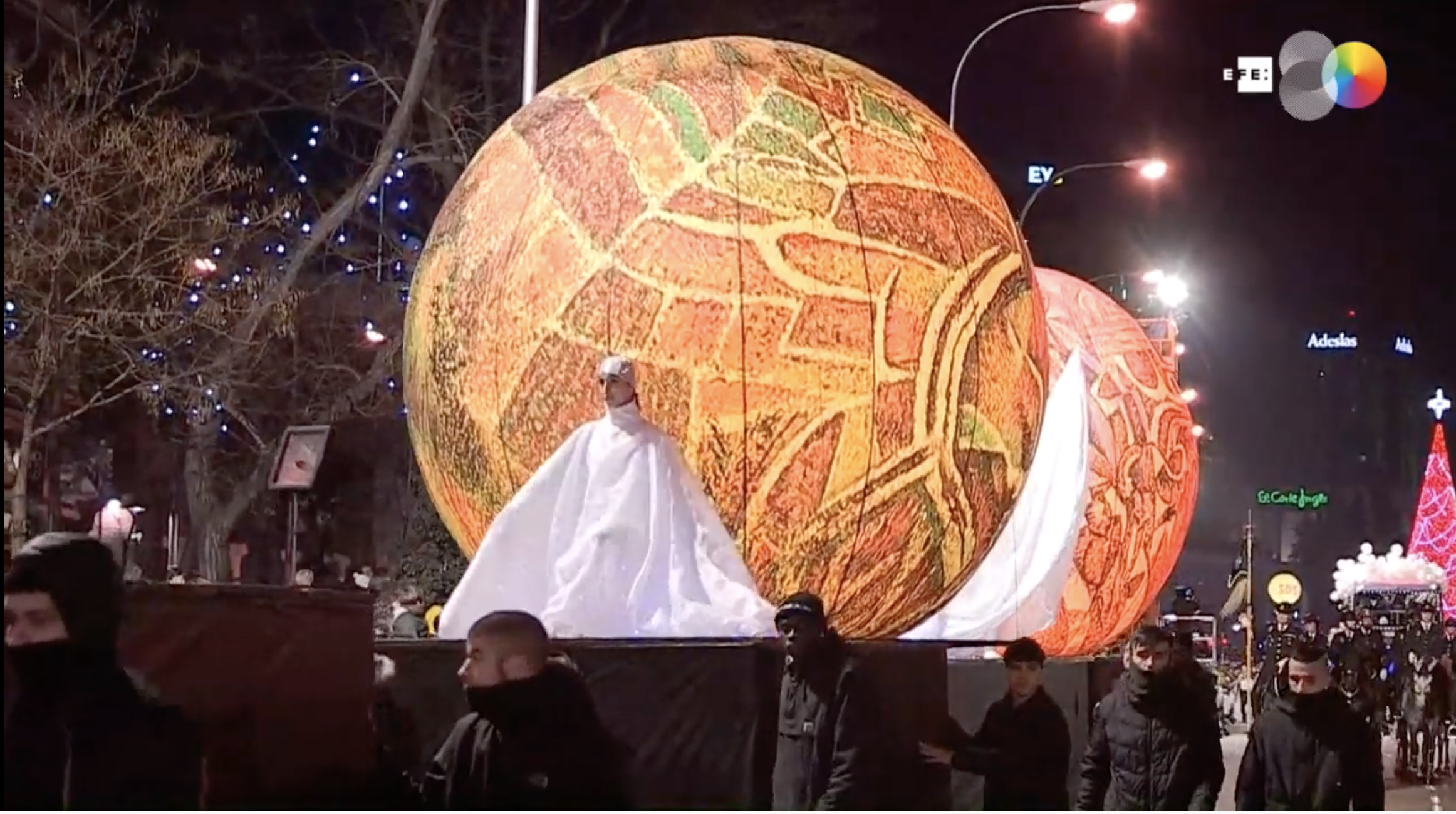 Las cabalgatas de Reyes reparten ilusión y dulces