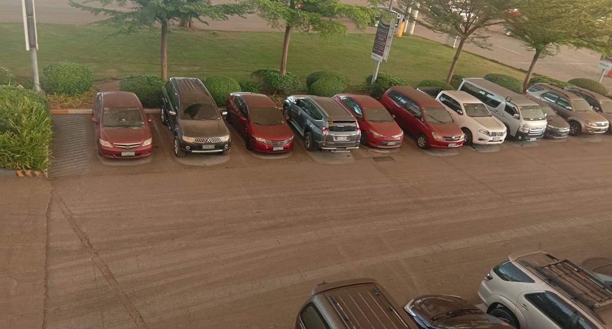 #Video Desalojan a miles en Manila tras erupción de ceniza del volcán Taal - calles-y-autos-cubiertos-de-ceniza-volcanica