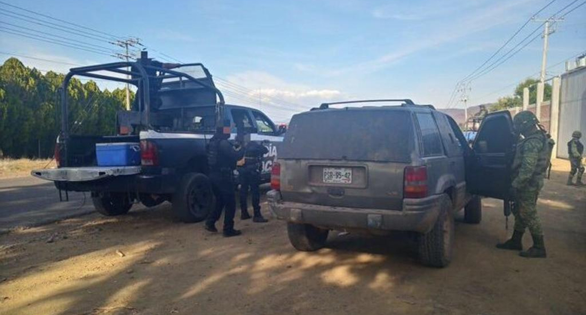 Aseguran vehículo con blindaje artesanal en Aguililla, Michoacán