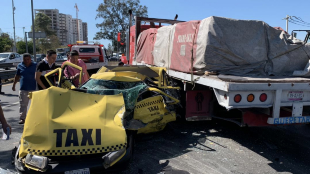 Tráiler ocasiona fuerte carambola en la México-Querétaro