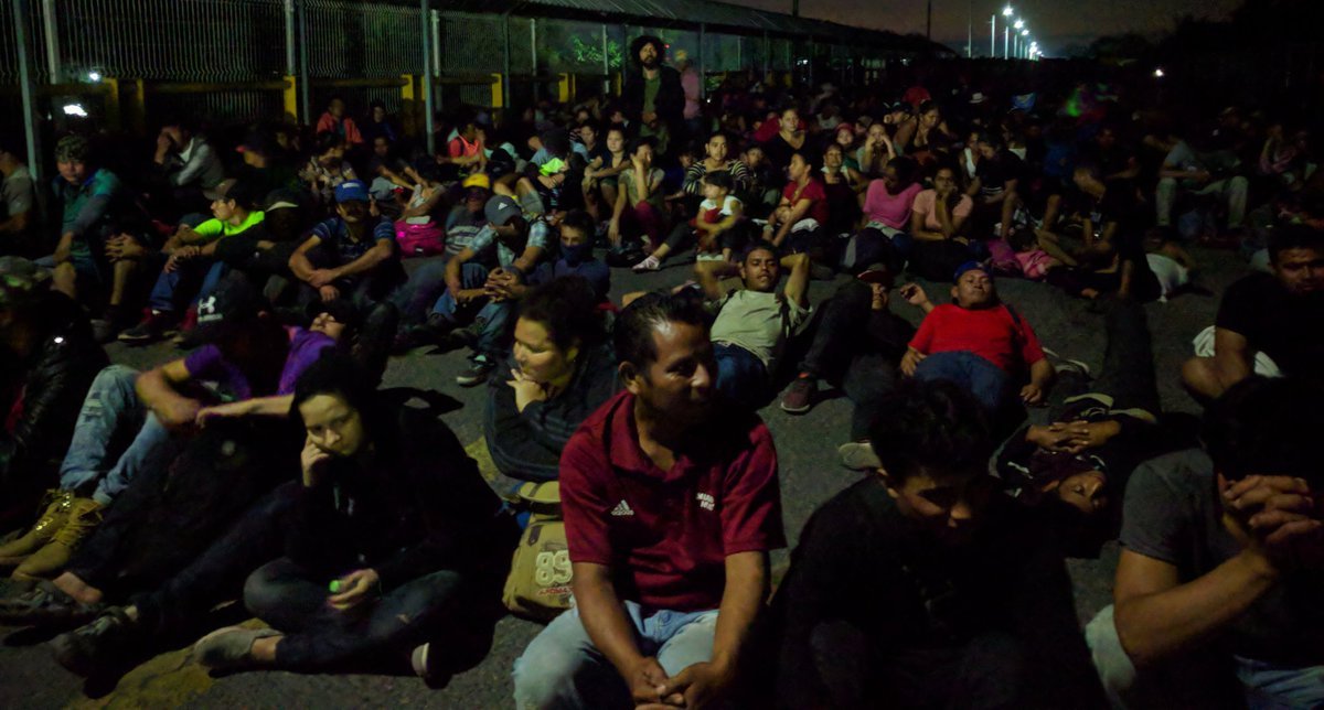 Caravana migrante llega a puente fronterizo; busca entrada pacífica por Chiapas