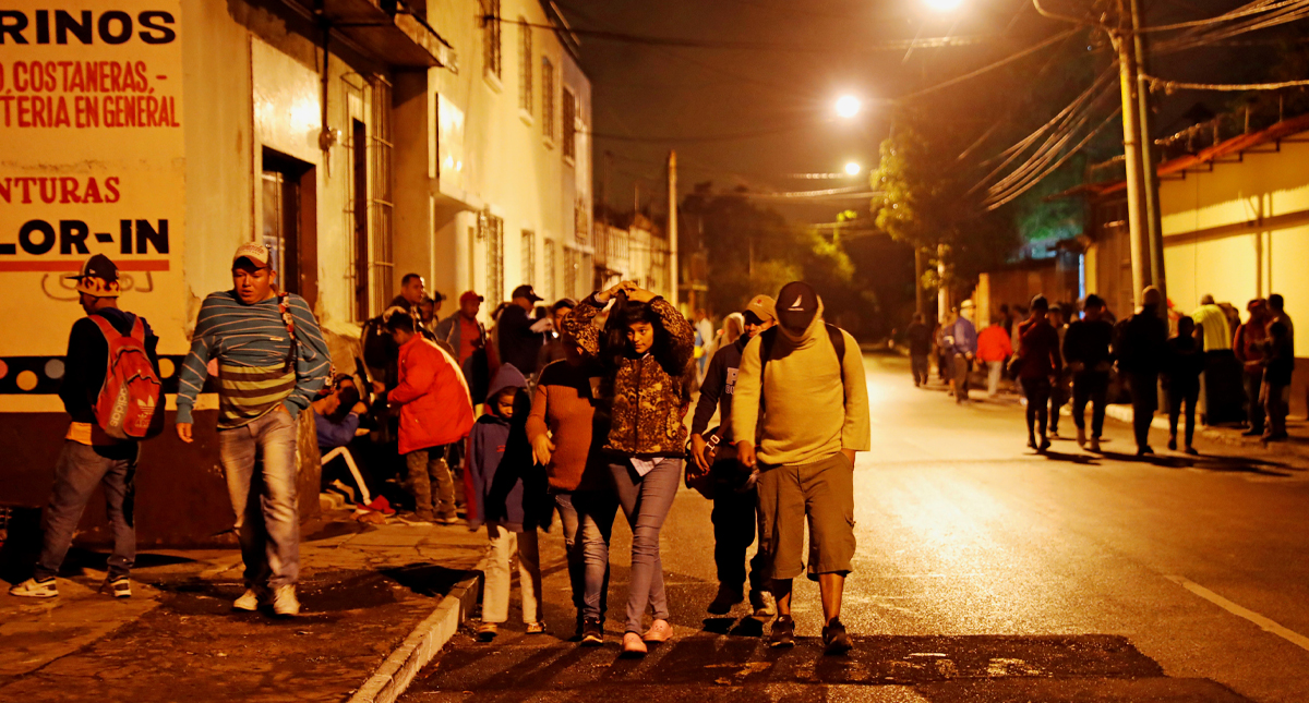 Más de 820 hondureños de la caravana pasan la frontera de Guatemala y México