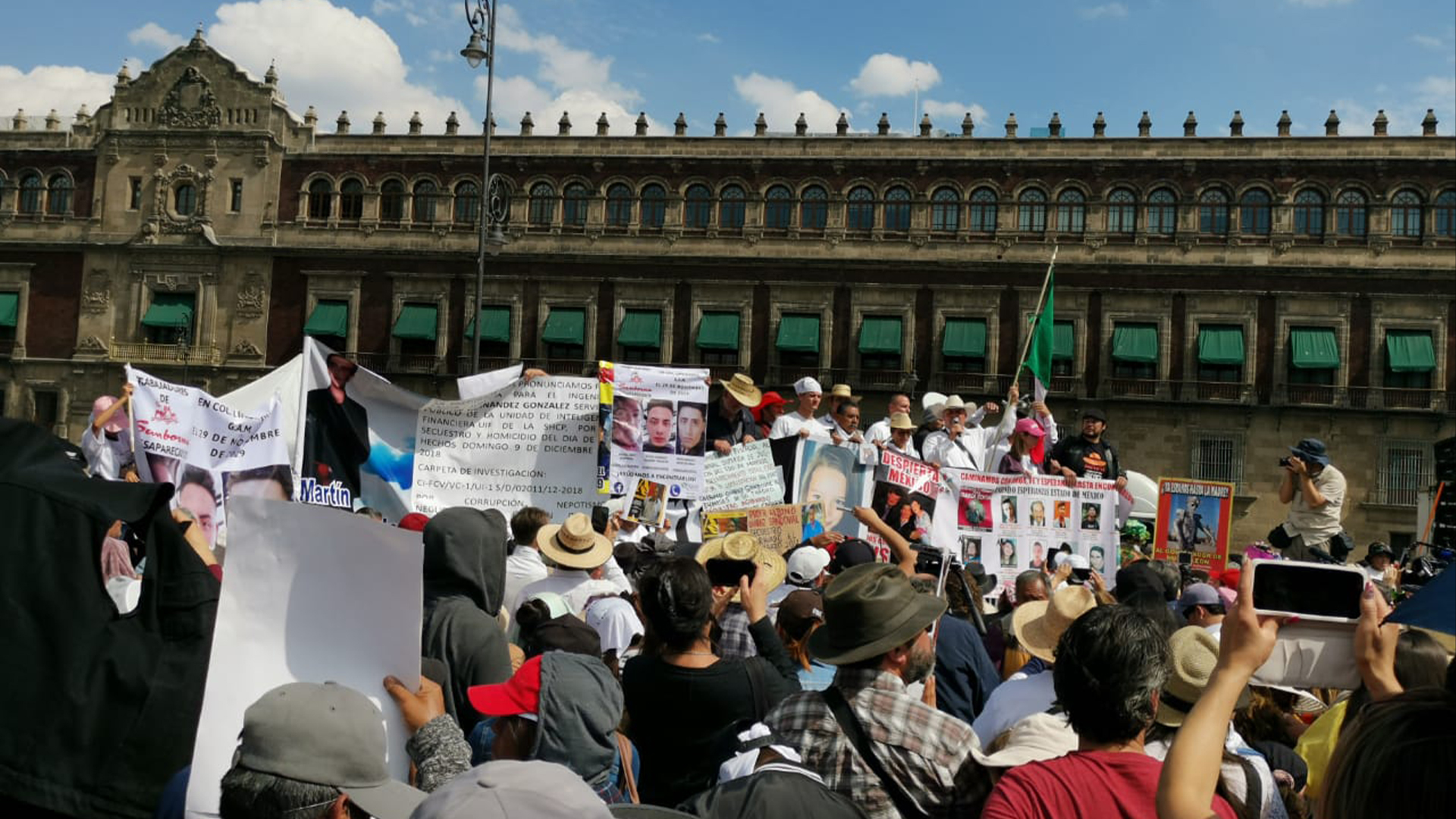 Caminata por la Verdad rechaza diálogo con gabinete de seguridad; recibe agresiones en el Zócalo