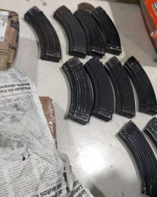 FGR asegura armas y drogas en empresas de paquetería - cargadores-decomisados