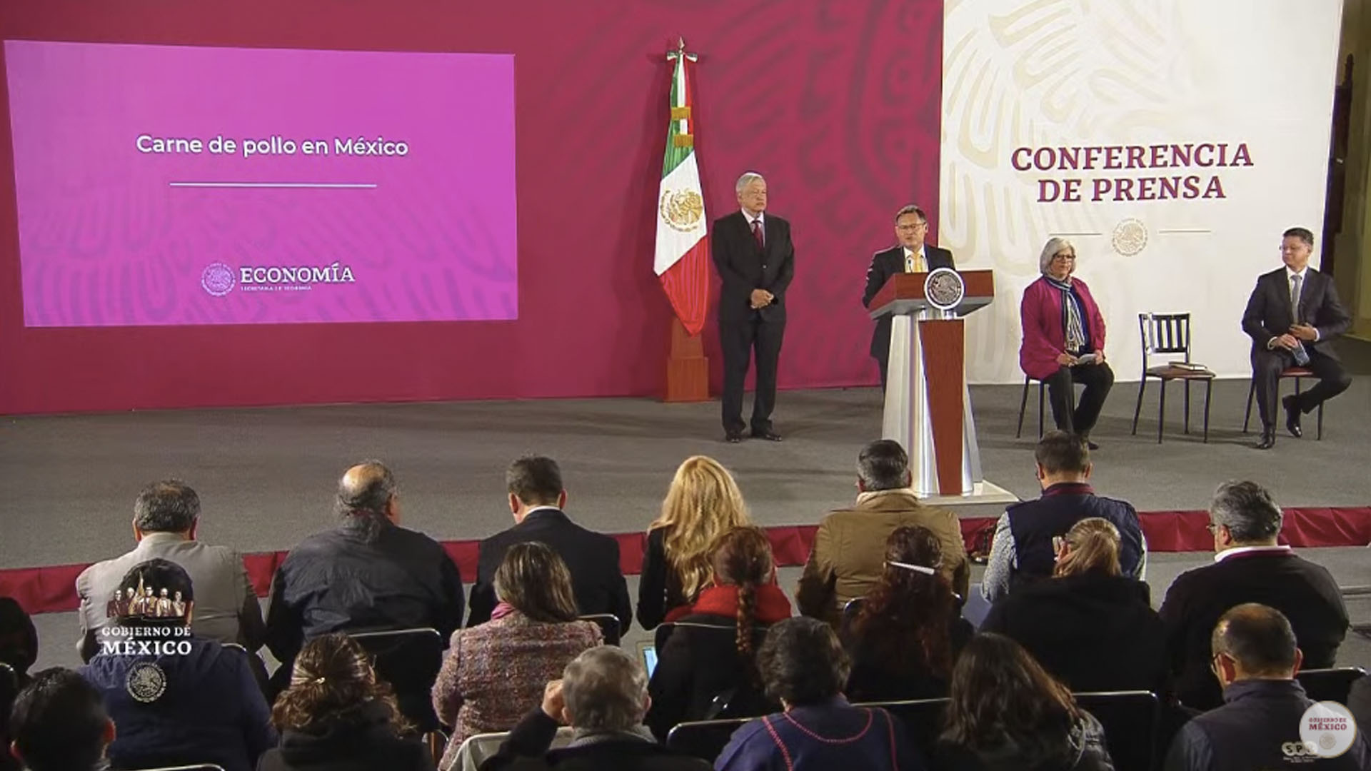 AMLO afirma que ha disminuido el precio del pollo; niega desabasto