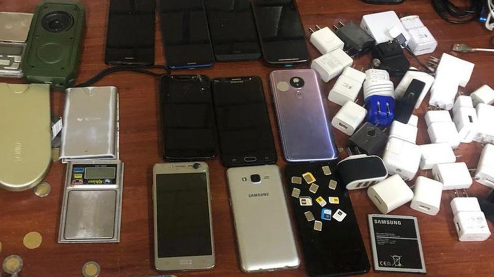 Decomisan en reclusorios de la CDMX casi dos mil celulares