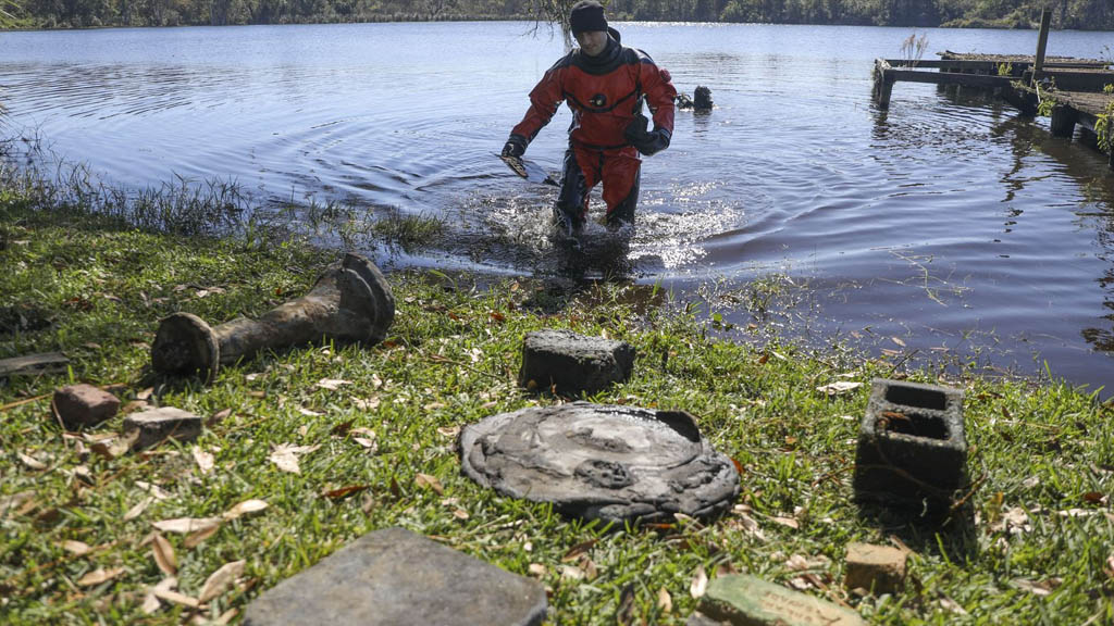 Hallan en lago de Florida cementerio afroamericano olvidado por 70 años