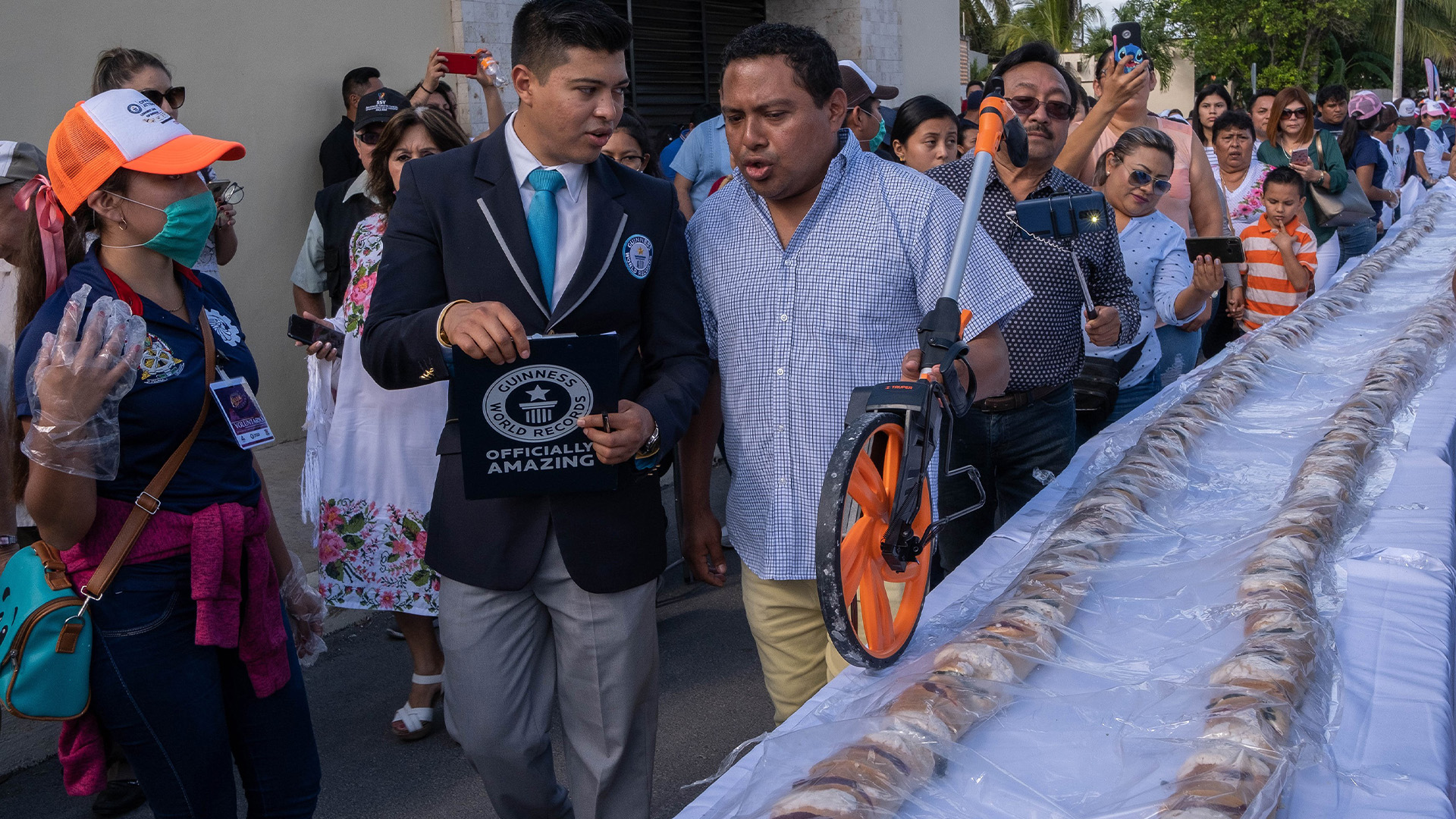 Dan Récord Guinness a ciudad yucateca por la rosca de Reyes más larga - certificadores-guinness-utilizaron-un-dimensor-para-medir-la-longitud-del-pan