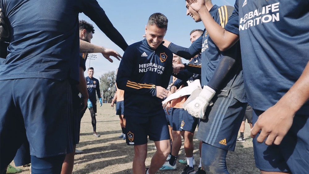 ‘Chicharito’ Hernández acude a primer entrenamiento con el Galaxy