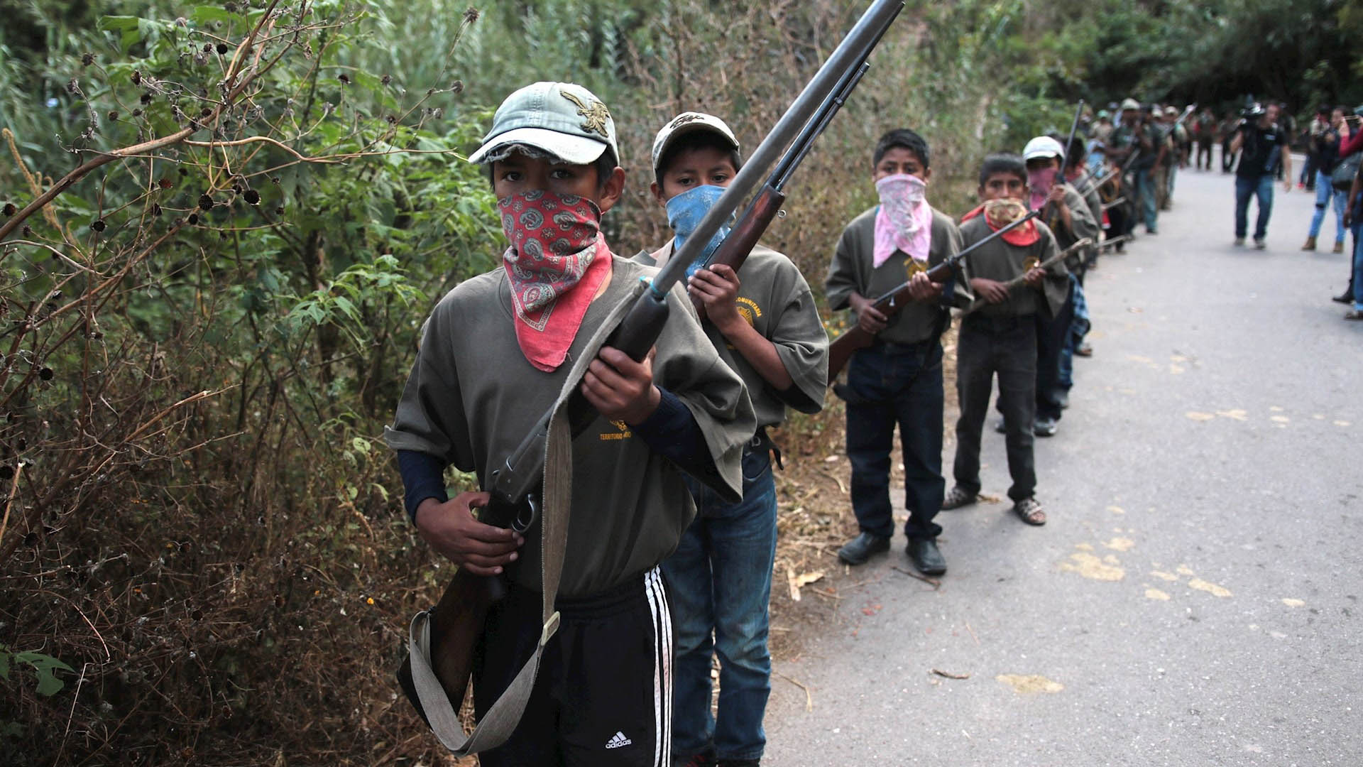 Presentan a 20 menores como policías comunitarios en Guerrero - chilapa-guerrero-ninos-policias-comunitarios