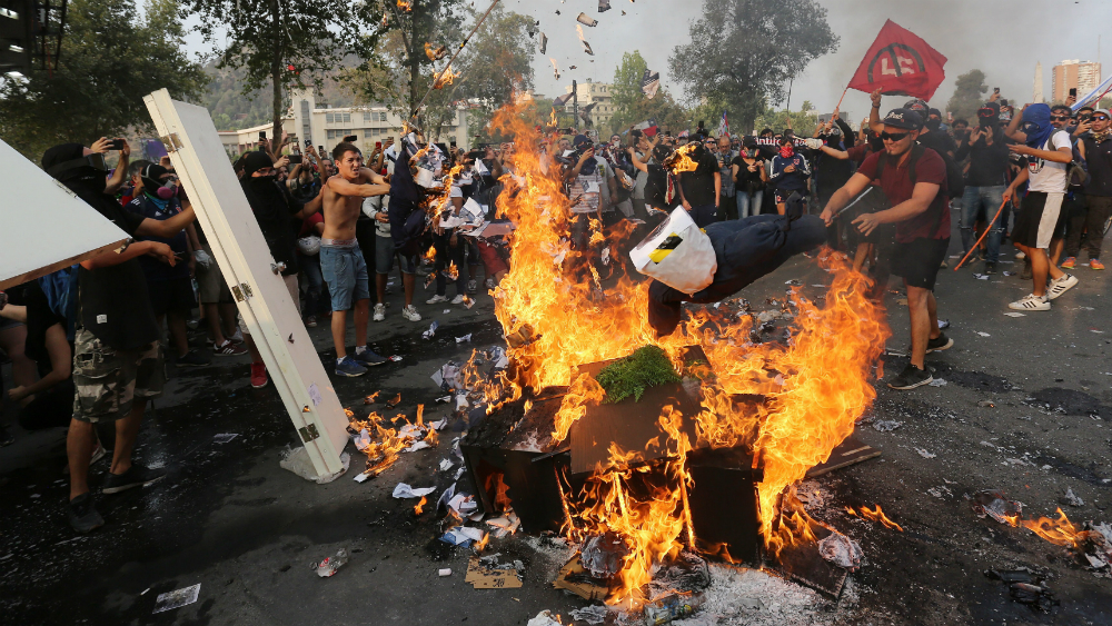 Duros choques entre manifestantes y agentes a tres meses de crisis en Chile