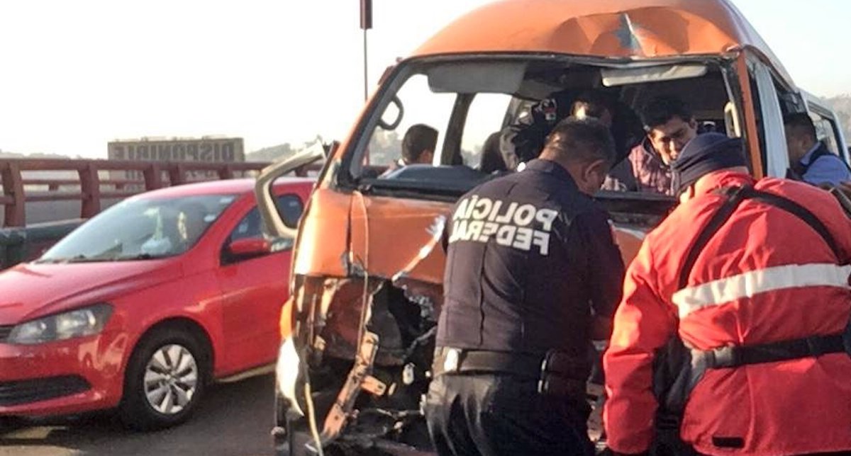 Chocan combi y tráiler en la México-Pachuca; hay al menos 10 lesionados