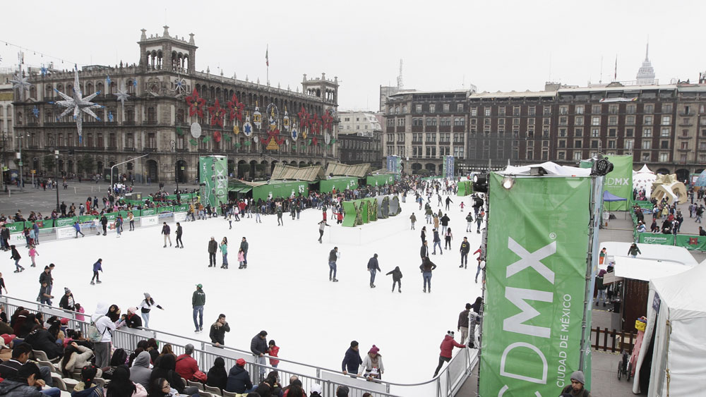 Cierra pista de hielo sintético del Zócalo con aforo de 250 mil personas