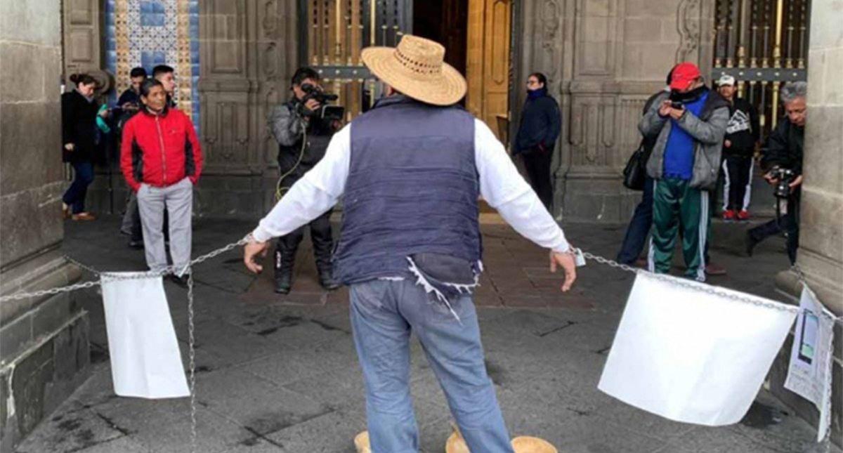 Comerciante se encadena en Palacio del Ayuntamiento de la Ciudad de México