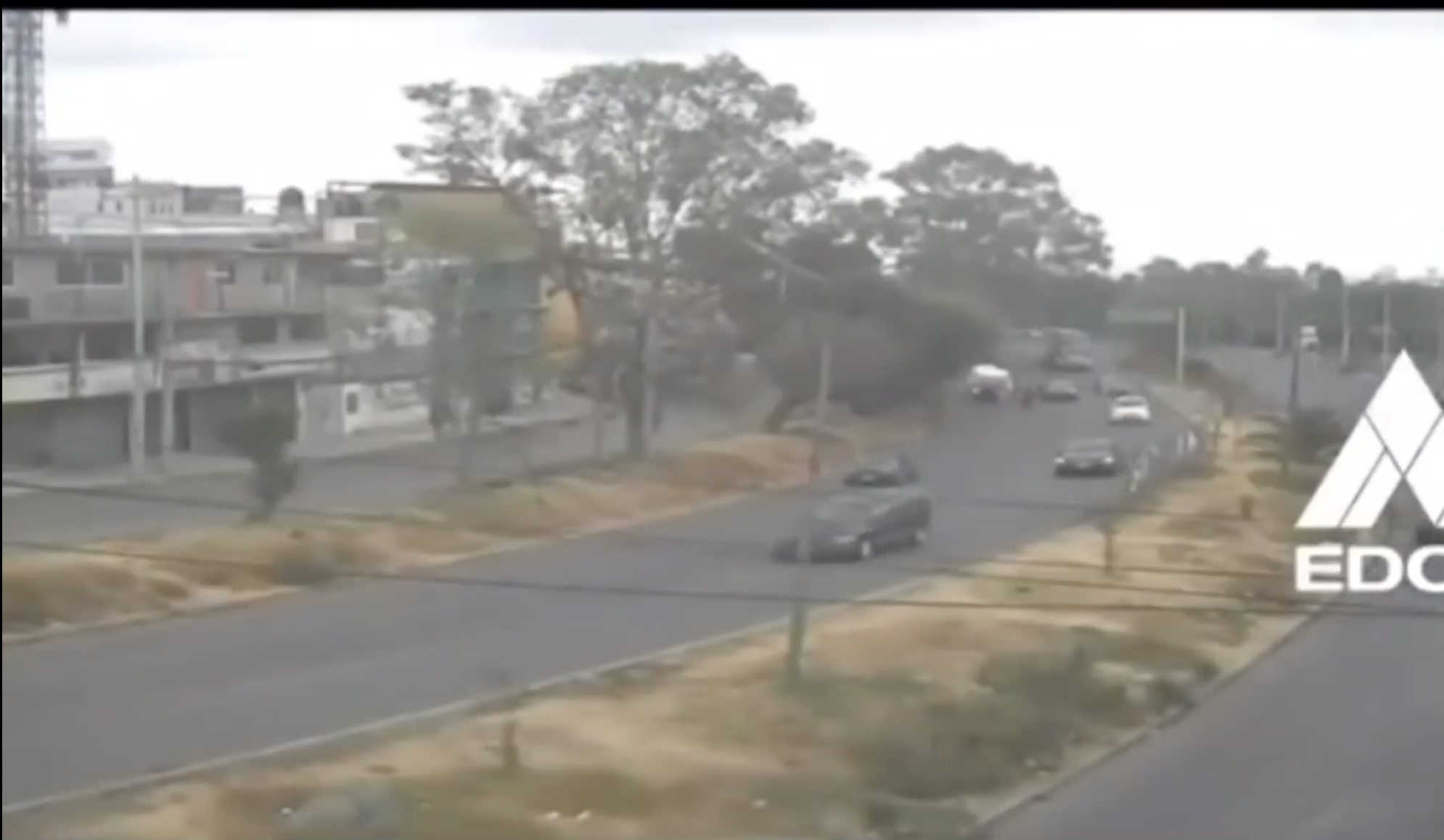 Tráiler embiste camioneta de pasajeros en Cuatitlán Izcalli