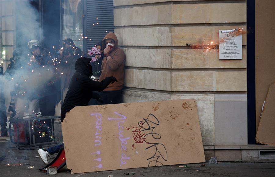 Enfrentamientos en manifestación contra reforma de pensiones en Francia - d1ba055a13e67c46b01d5f2f21c54c3433cdd8d9w