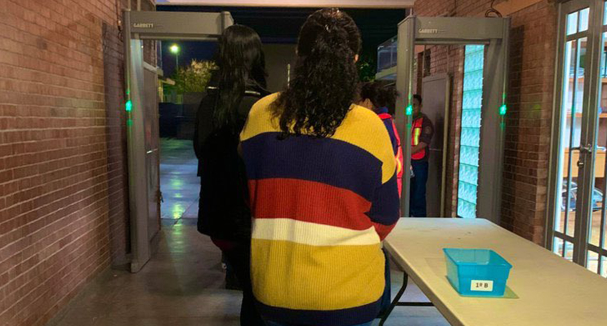 Colegio Cervantes de Torreón reanuda clases con detectores de metal - detectores-de-metal-a-la-entrada-del-colegio-cervantes