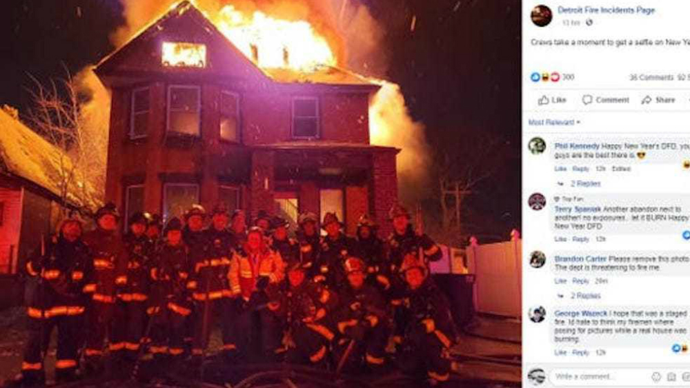 Foto de un grupo de bomberos en EE.UU. ante una casa en llamas se hace viral