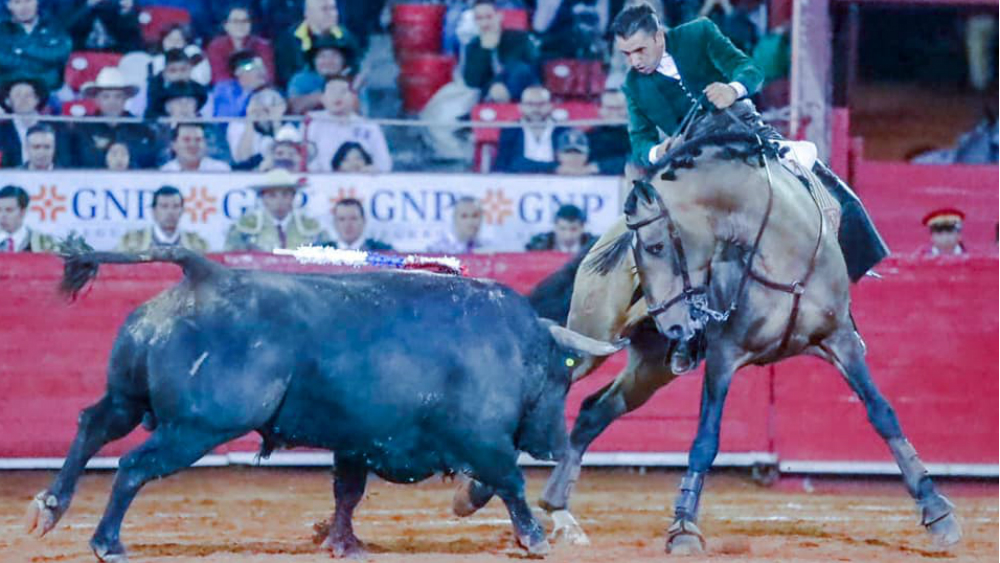 Mano a mano de rejoneadores entre Ventura y Gamero en la Plaza México