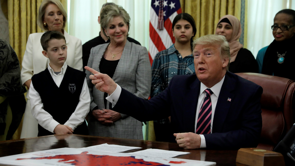Trump ordena proteger el rezo en las escuelas en un guiño al voto evangélico Trump ordena proteger el rezo en las escuelas en un guiño al voto evangélico