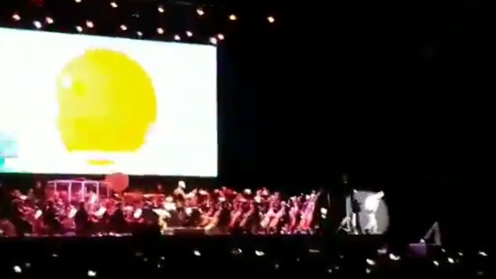 #Video Cantante original de ‘Dragon Ball’ cae de escenario en Madrid