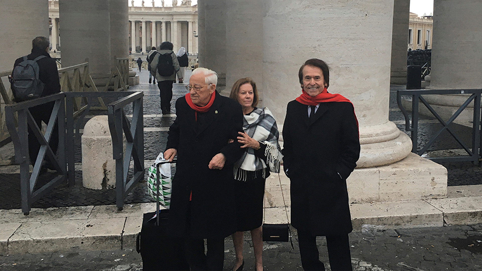 Raphael se reúne con el papa Francisco e inaugura proyecto para indigentes - el-cantante-raphael-acompanado-de-su-esposa-natalia-figueroa-y-el-padre-angel