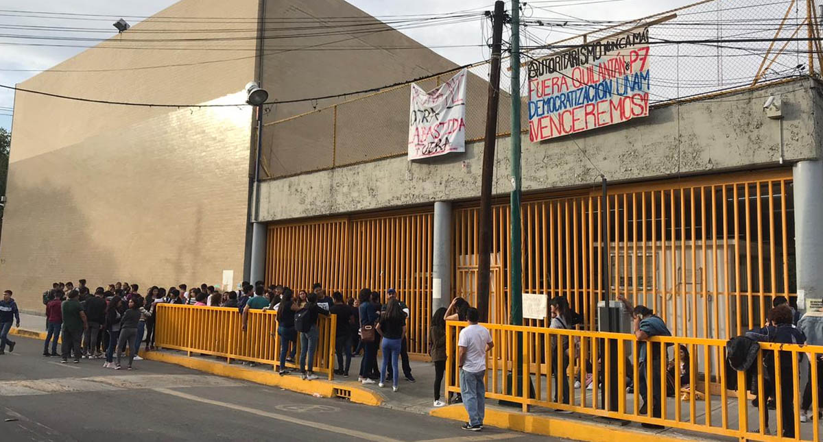 Alumnos esperan liberación de la Prepa 7 de la UNAM