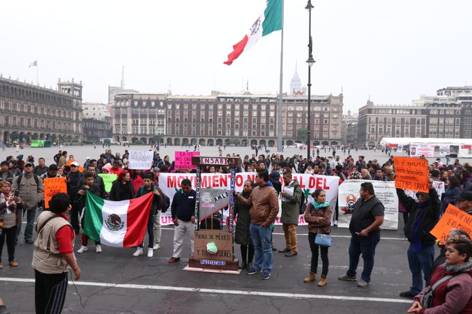 Trabajadores del Seguro Popular se manifiestan afuera de Palacio Nacional - eoact7nvuaaqoum