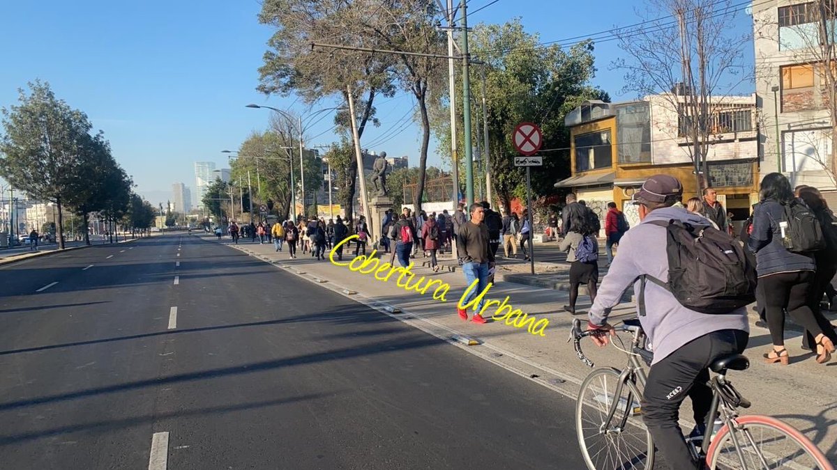 Padres de familia bloquean ambos sentidos de Paseo de la Reforma en la zona de Tlatelolco - eop-mmkxsaefrpo