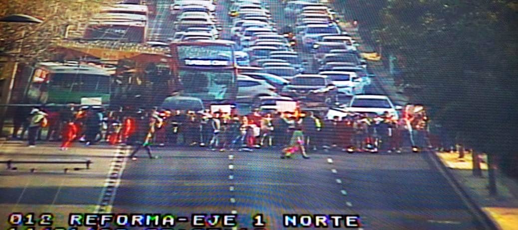 Padres de familia bloquean ambos sentidos de Paseo de la Reforma en la zona de Tlatelolco - eop88-jxuaapd3k