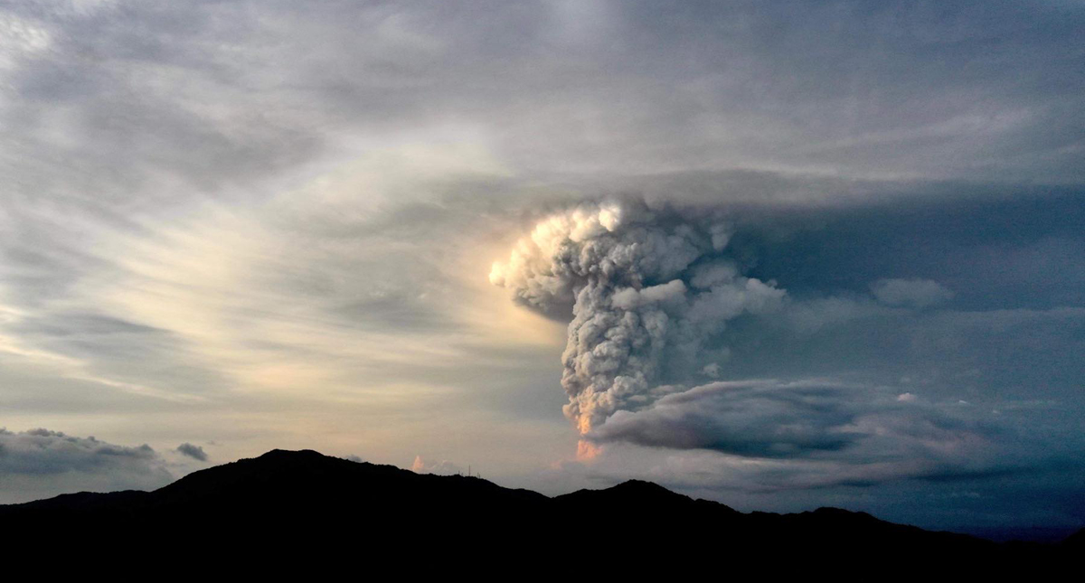 #Video Desalojan a miles en Manila tras erupción de ceniza del volcán Taal - erupcion-freatica-del-volcan-taal