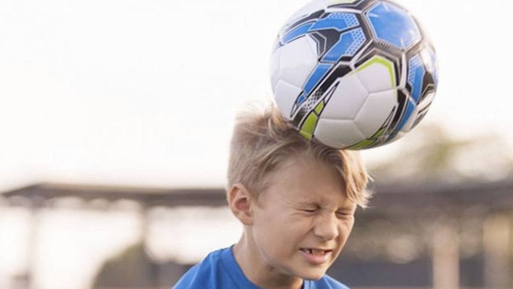 El país que prohibió a niños cabecear balones