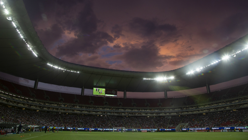 Vetan del estadio de Chivas a dos aficionadas por aventar cerveza