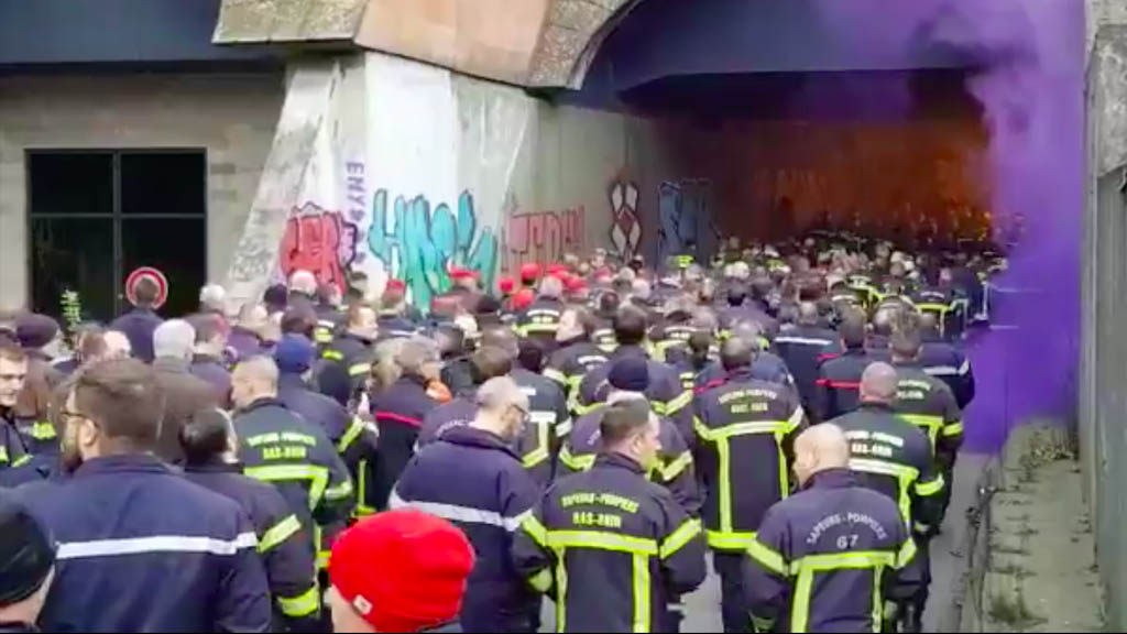 Marchan en Francia contra ataques a Bomberos