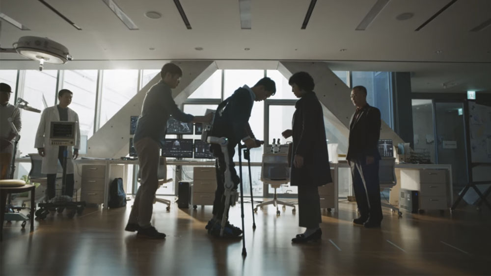 #Video Exoesqueleto robótico ayuda a parapléjico a caminar por primera vez en 10 años