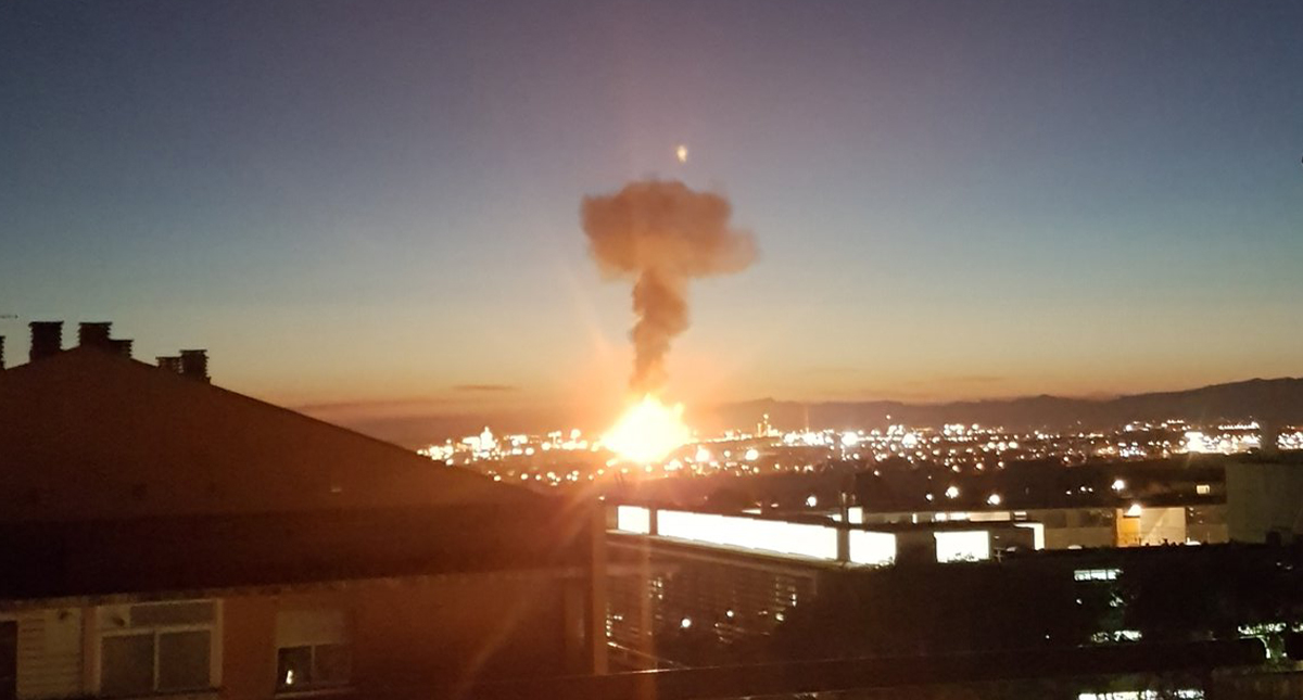 #Video Explosión en planta petroquímica de España deja un muerto